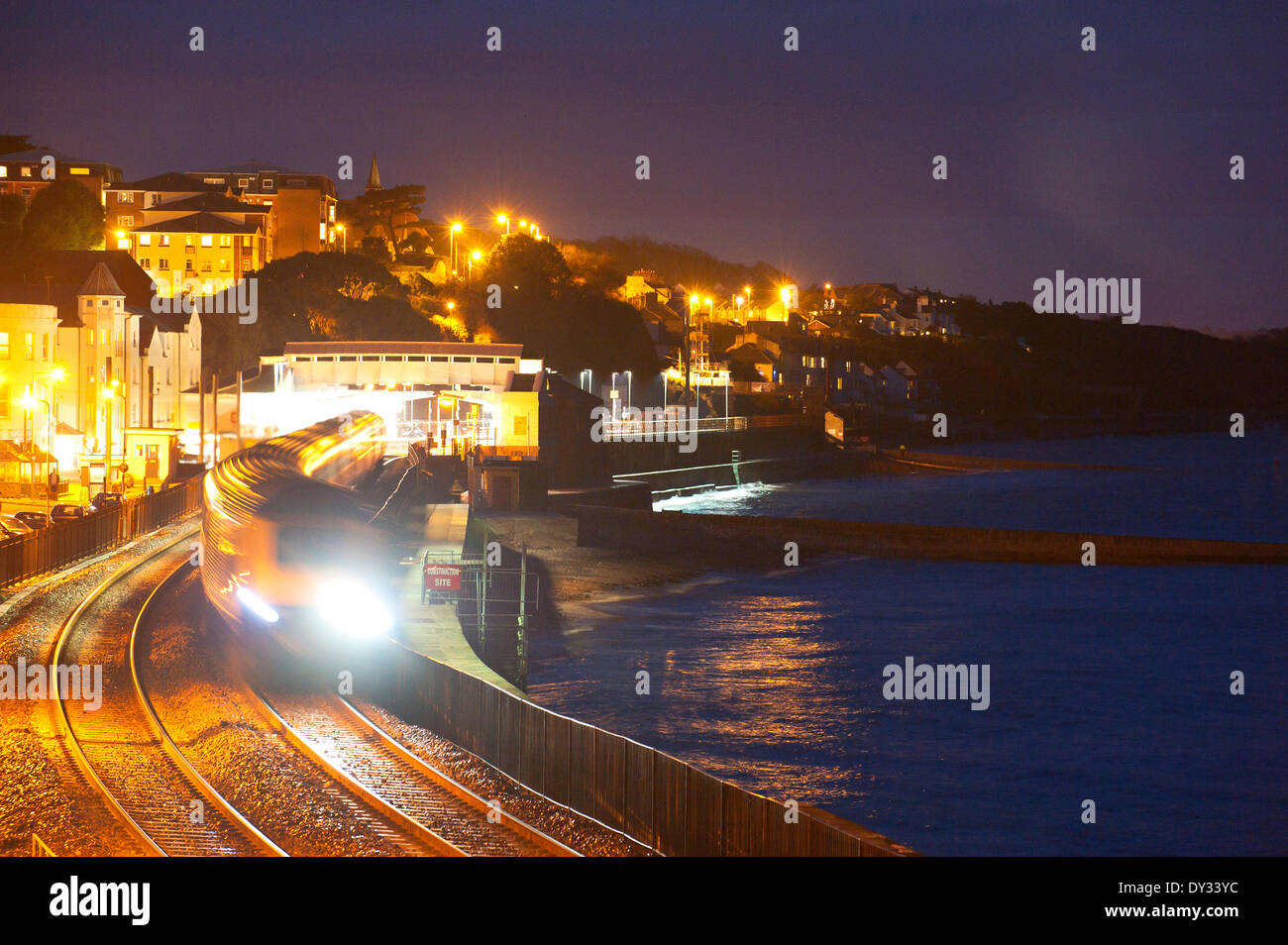 Dawlish, Devon, UK. 4. April 2014. Ein Zug ist gesehen unterwegs für Plymouth für Dawlish am Abend auf ein historischer Tag. Die Riviera Linie Eisenbahnverbindung Exeter, öffnet Plymouth und Penzance zwei Wochen früher als geplant und zwei Monate nach einer Ufermauer verletzt wurde und eine Strecke der Linie wurde schwer beschädigt in Dawlish am 4. Februar 2014 durch große Wellen und Stürme, die viel von der britischen Küste am 4. Februar 2014 getroffen. Bildnachweis: Graham M. Lawrence/Alamy Live-Nachrichten. Stockfoto