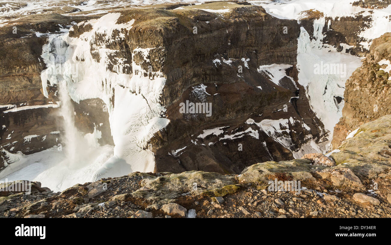 Haifoss, die zweite höchste Wasserfälle in Island, 122m stürzt in eine gefrorene Schlucht in central Island, neben Oma fällt. Stockfoto