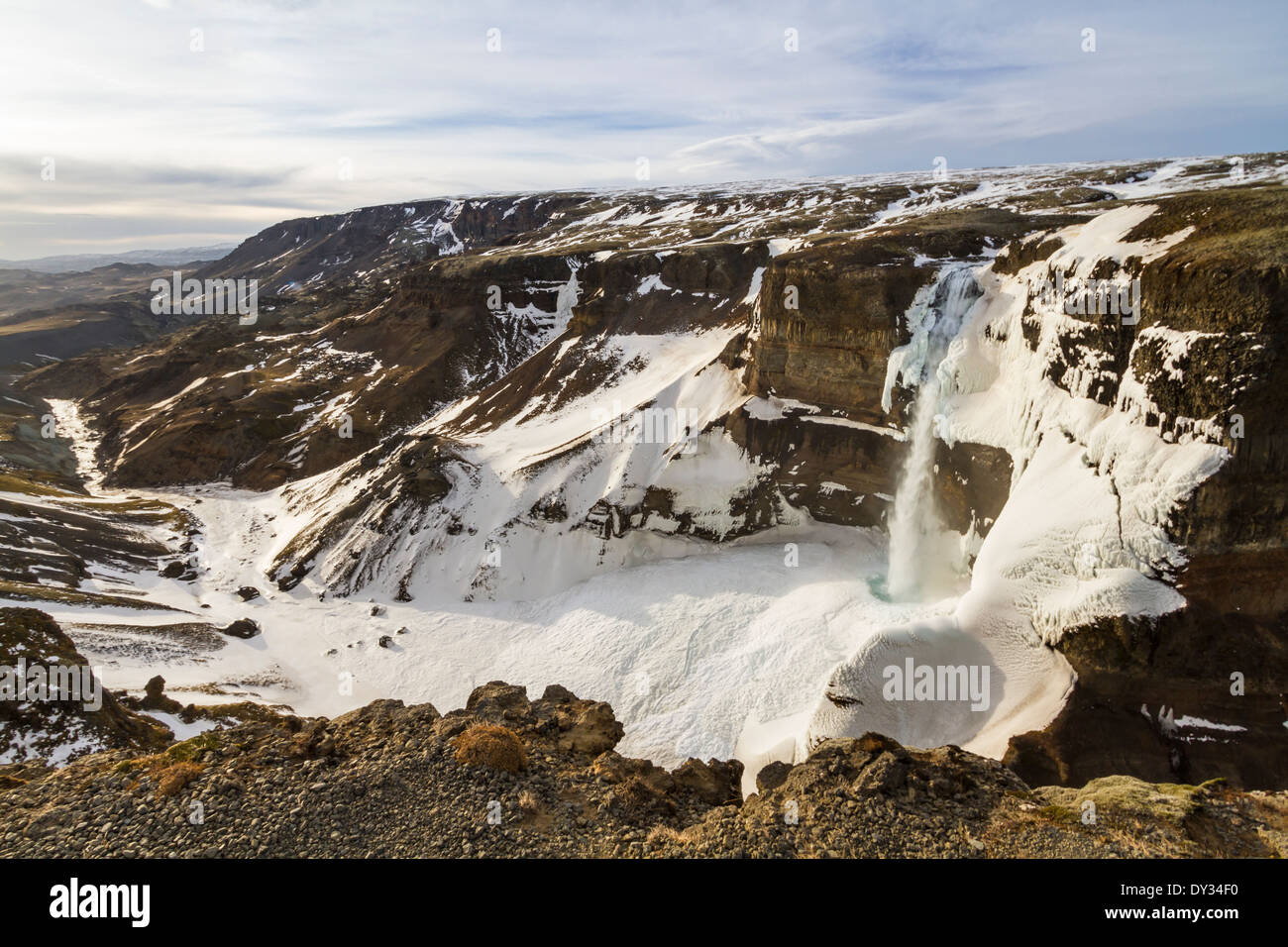 Haifoss, die zweite höchste Wasserfälle in Island, 122m stürzt in eine gefrorene Schlucht im Flusstal Fossa in central Island Stockfoto