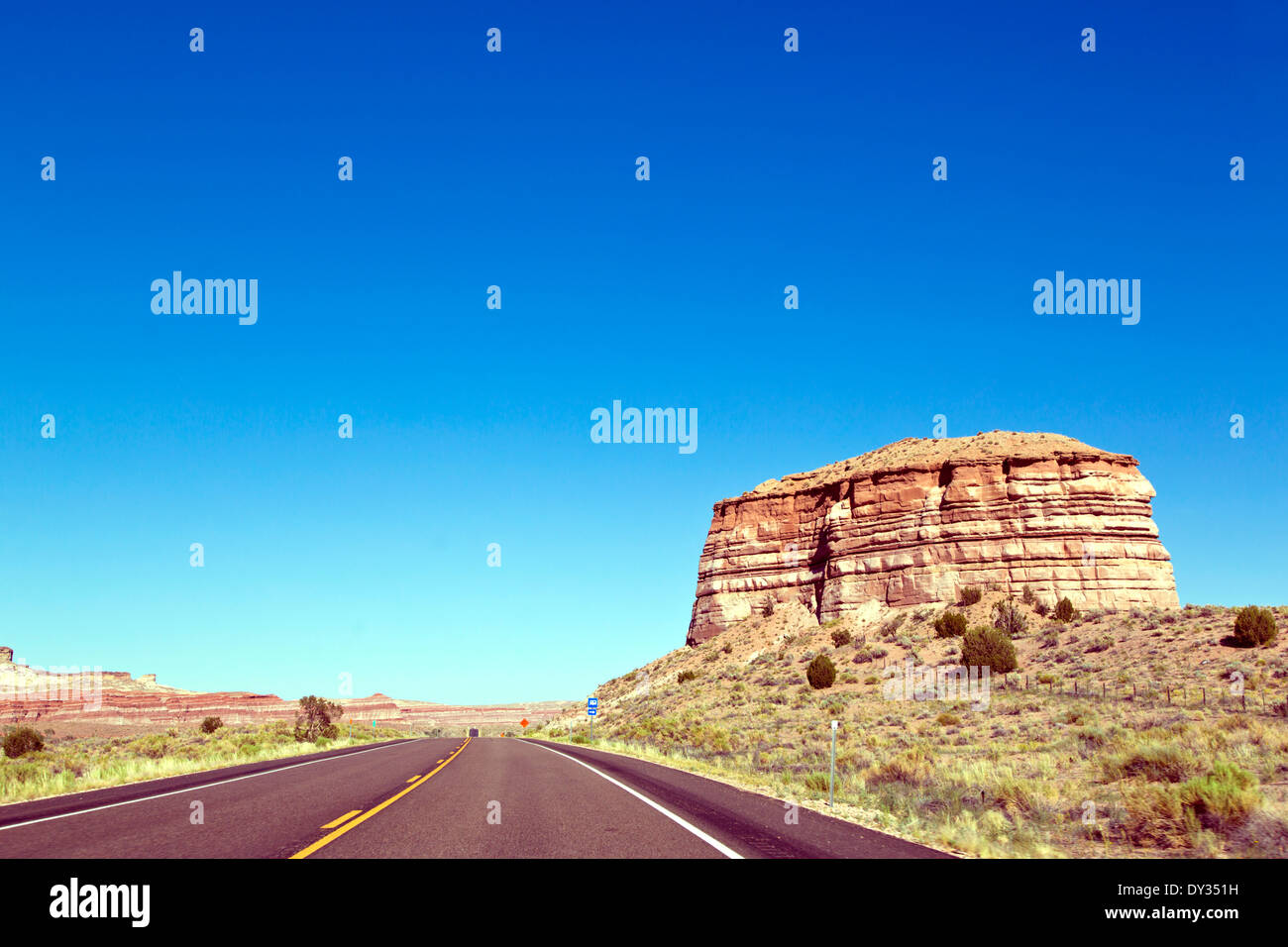 Eine Straße durch die Wüste von Arizona in den USA Stockfoto