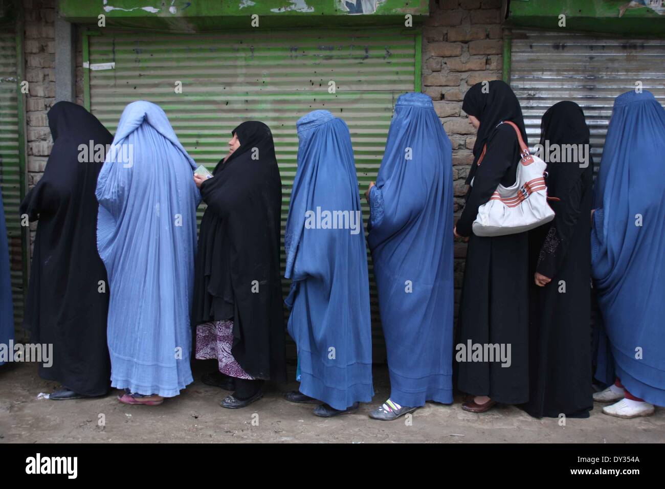 Kabul, Afghanistan. 5. April 2014. Afghanische Frauen richten, während sie darauf warten, ihren Stimmzettel in einem Polling-Center am Wahltag in Kabul, Afghanistan am 5. April 2014 Wahl abzugeben. Das Polling um 07:00 (Ortszeit) geöffnet und schließt um 16:00 Credit: Ahmad Massoud/Xinhua/Alamy Live News Stockfoto