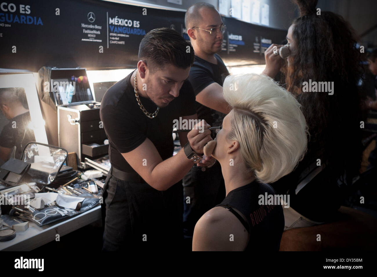 Mexico City, Mexiko. 4. April 2014. Ein Modell legte Make-up hinter den Kulissen während der Mercedes-Benz Fashion Week von Mexiko 2014, in Mexiko-Stadt, Hauptstadt von Mexiko, am 4. April 2014. © Alejandro Ayala/Xinhua/Alamy Live-Nachrichten Stockfoto