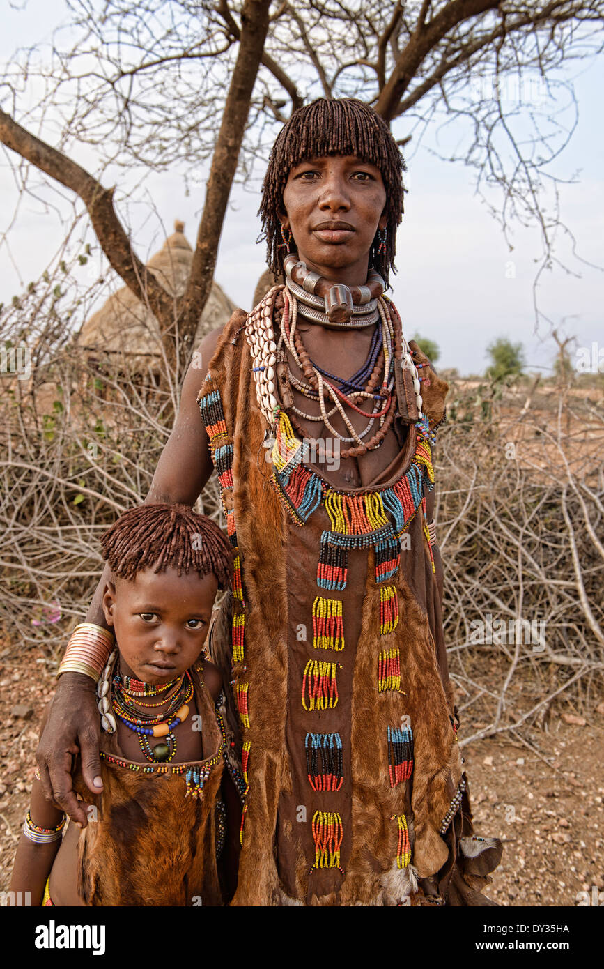 Hamer Frau und ihre Tochter in der Nähe von Turmi im Omo-Tal, Äthiopien Stockfoto