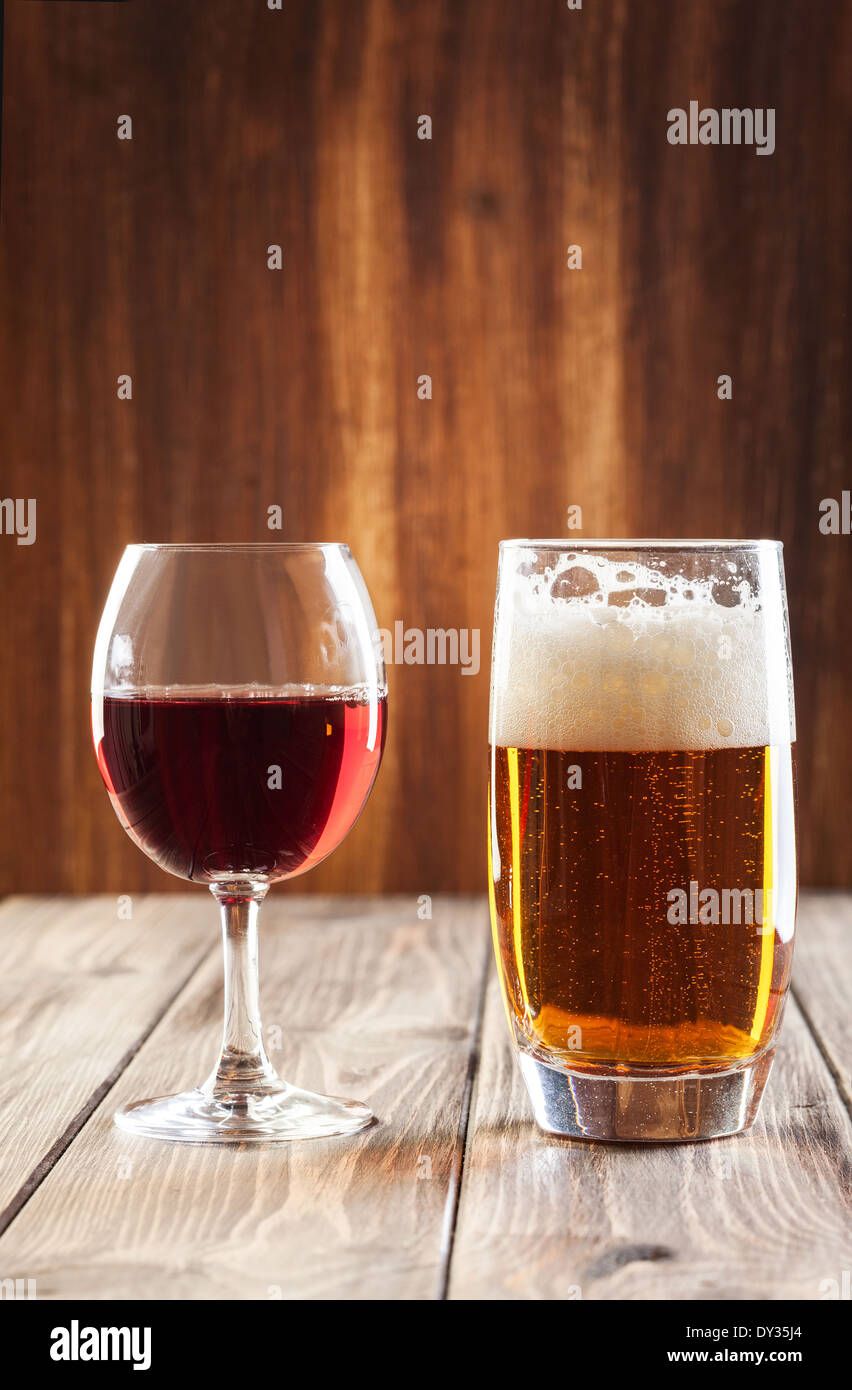 Rotweinglas und Glas helles Bier Stockfoto