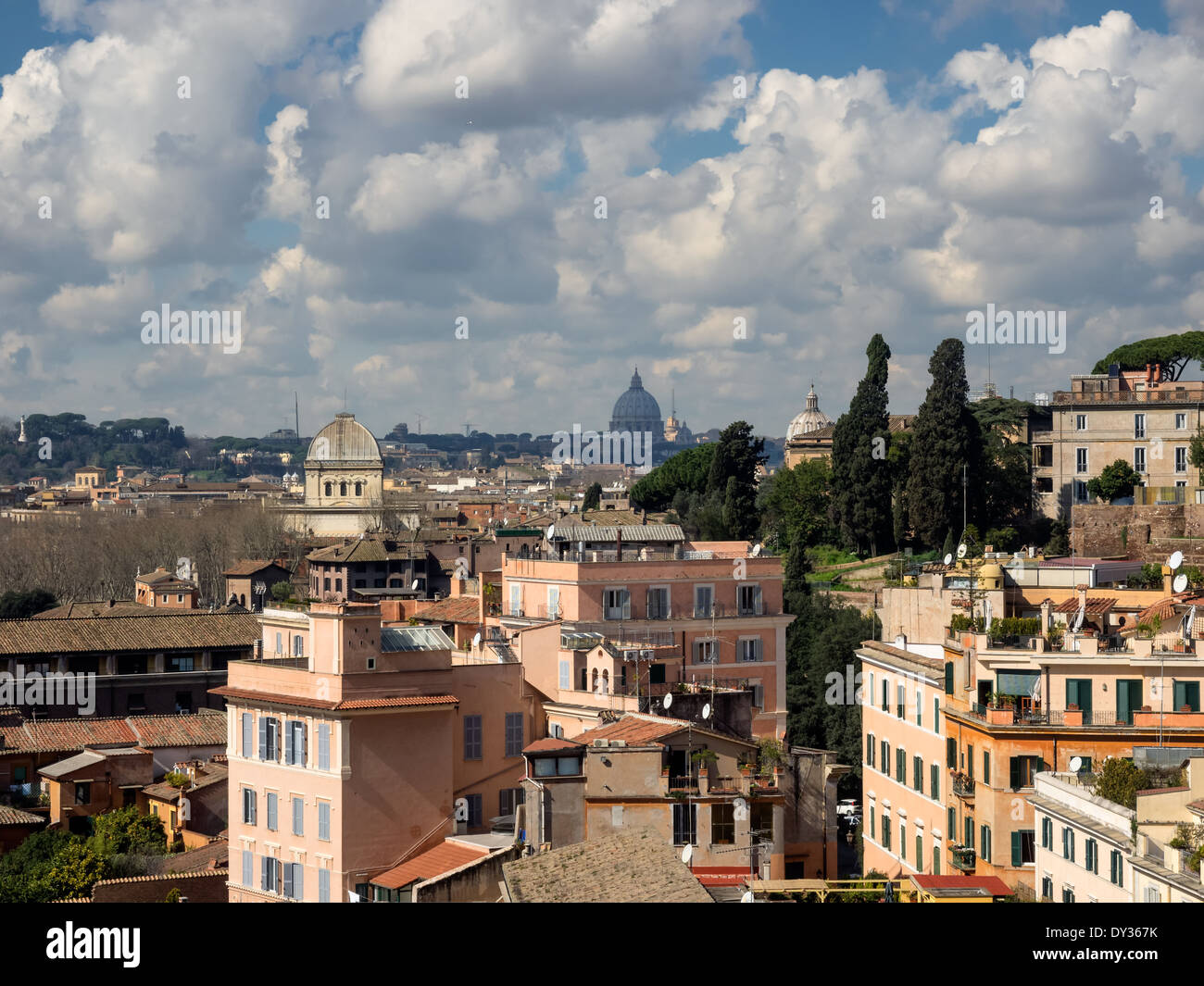 Rom-Panorama mit Dachgärten und der St. Peterskirche Stockfoto