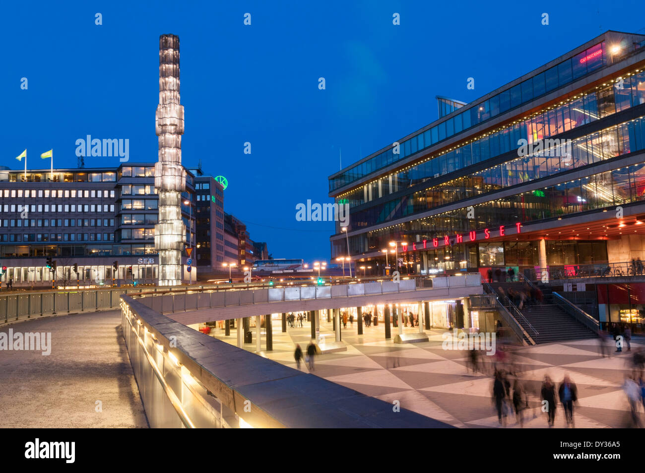 Sergels Torg mit Kristall Obelisken und Kulturhuset Stockholm Schweden Stockfoto