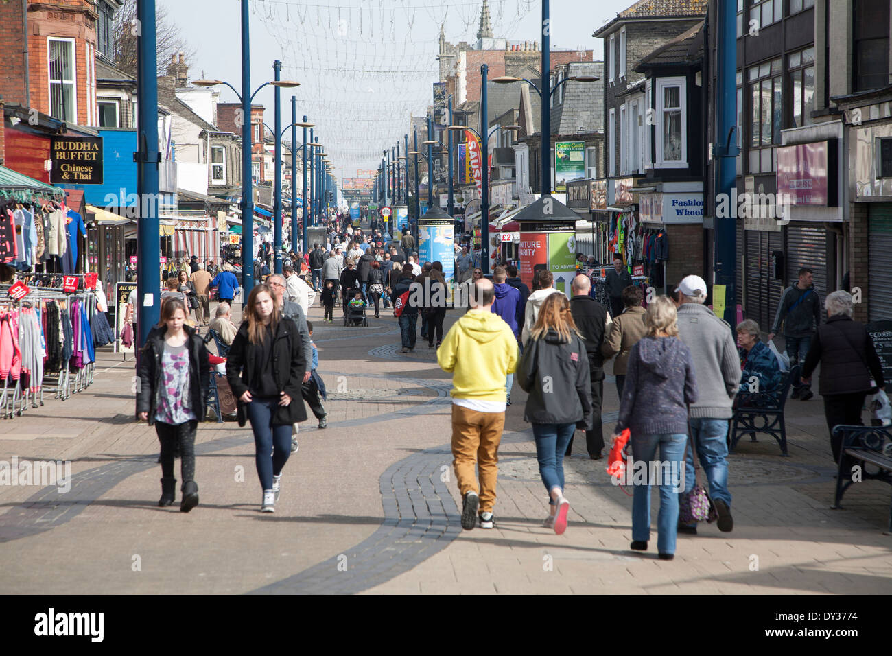Massen von Menschen an einem sonnigen Tag in einer verkehrsberuhigten Straße, Middle Market Road, Great Yarmouth, Norfolk, England Stockfoto