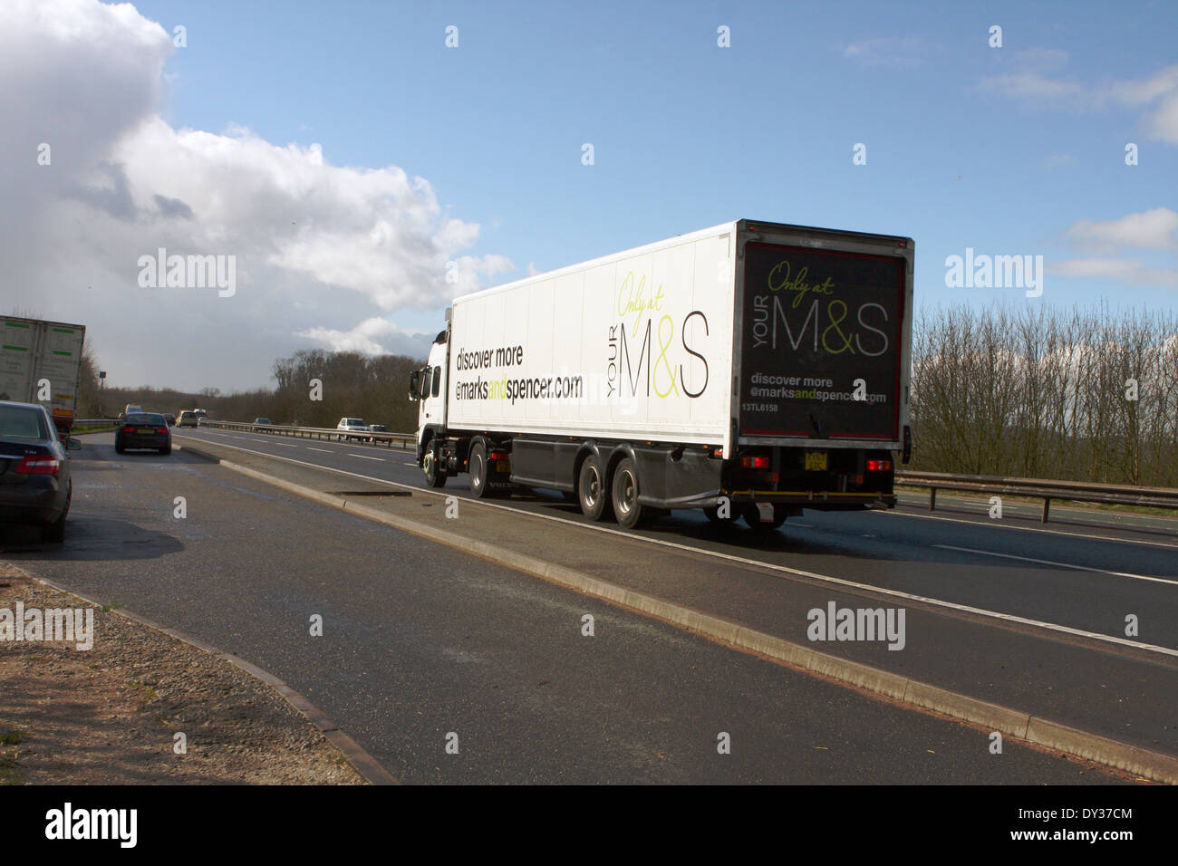 A Marks and Spencer LKW Reisen entlang der Schnellstraße A46 in Leicestershire, England Stockfoto