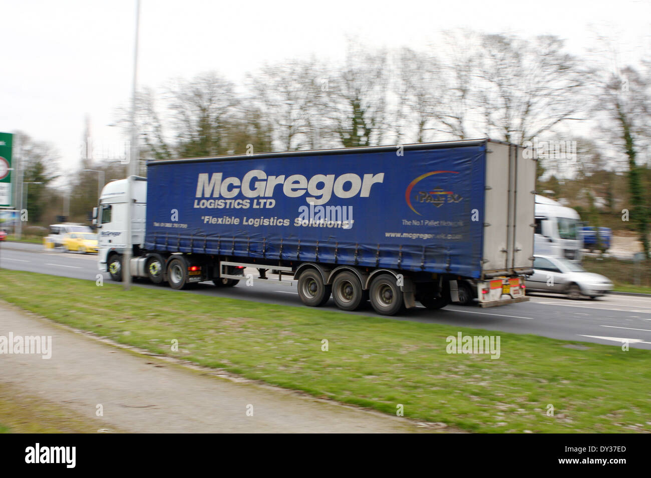 Mcgregor Logistik LKW Reisen entlang der A23-Straße in Coulsdon, Surrey, England Stockfoto