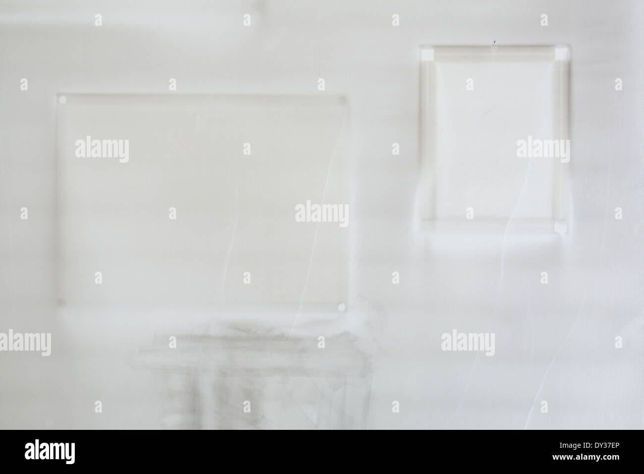 Leinwand staubige Spuren auf alten weißen Wand Stockfoto