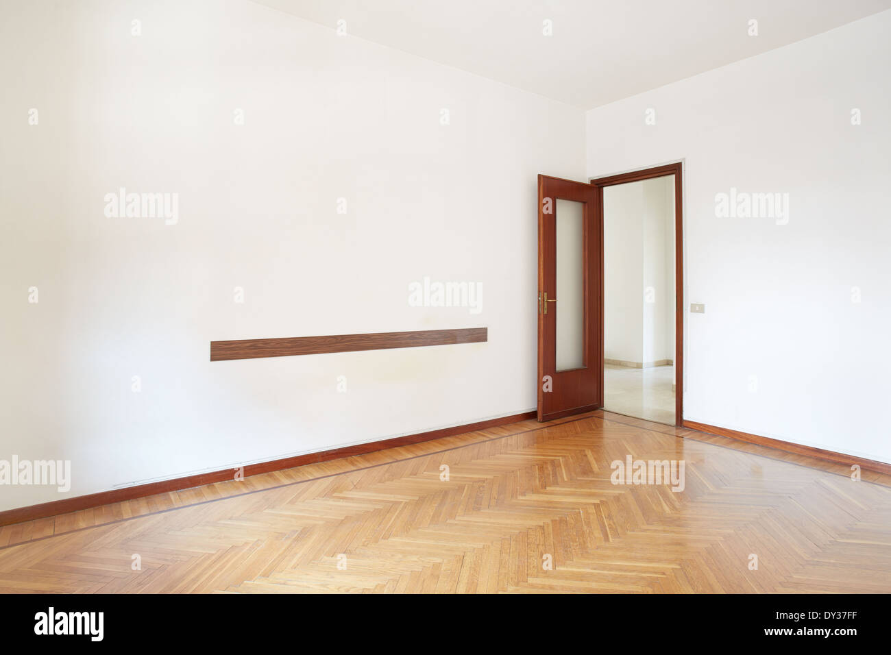 Leeren Raum mit Parkett in normalen Wohnung Stockfoto