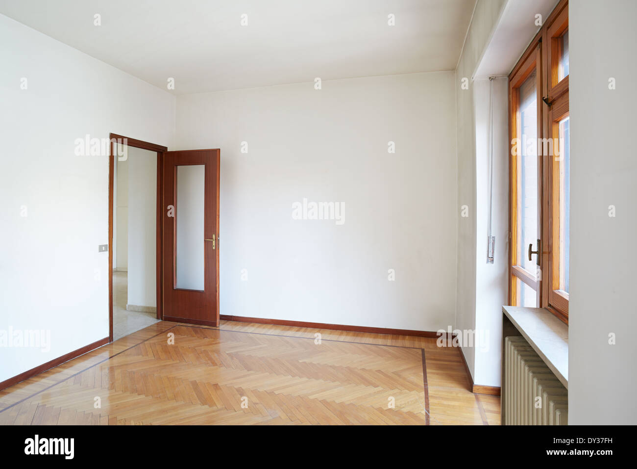 Leeren Raum im normalen Wohnung mit Holzboden Stockfoto