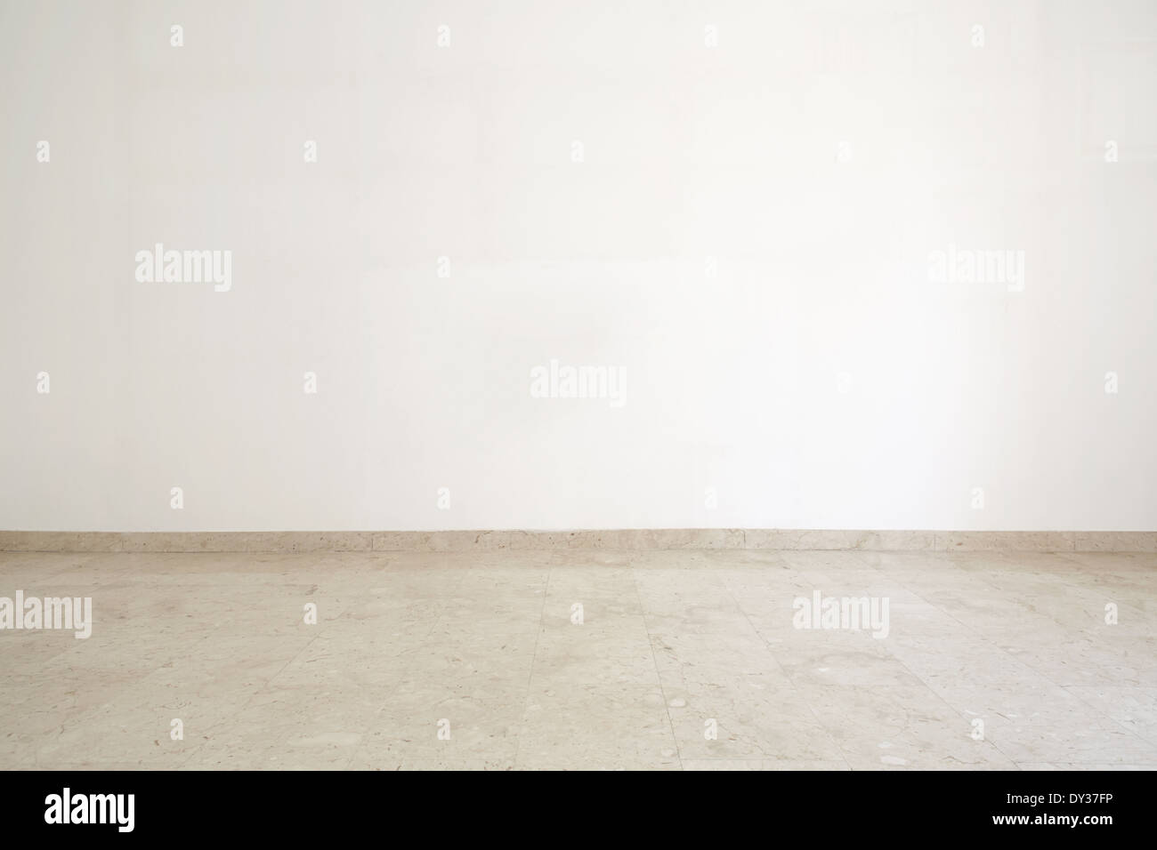 Leere Zimmer mit Marmorboden und weiße Wand Stockfoto