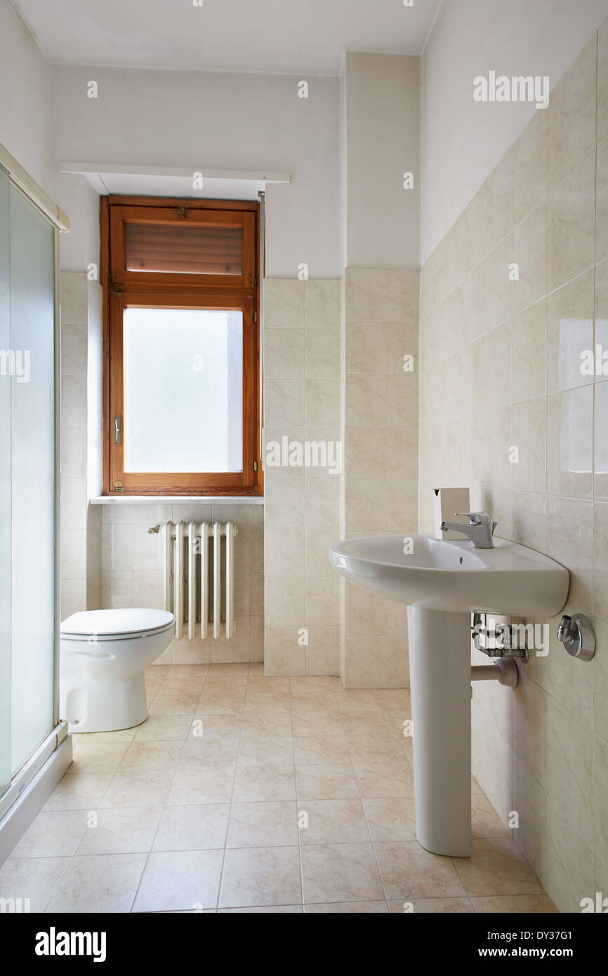 Einfache Badezimmer in kleine, normale Wohnung Stockfoto
