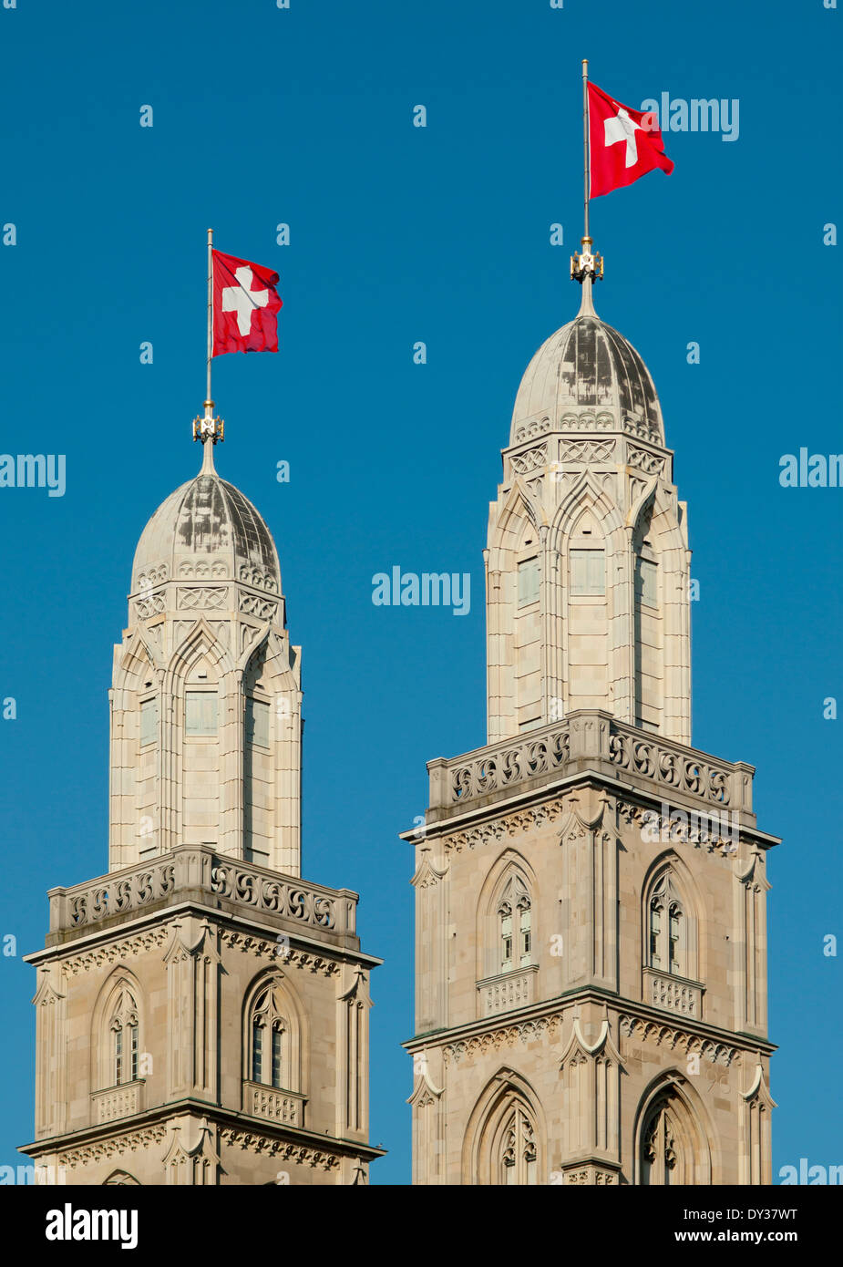 Zürich, Grossmuenster Kathedrale mit Schweizer Fahnen auf 1 - Aug, dem Schweizer Nationalfeiertag Stockfoto