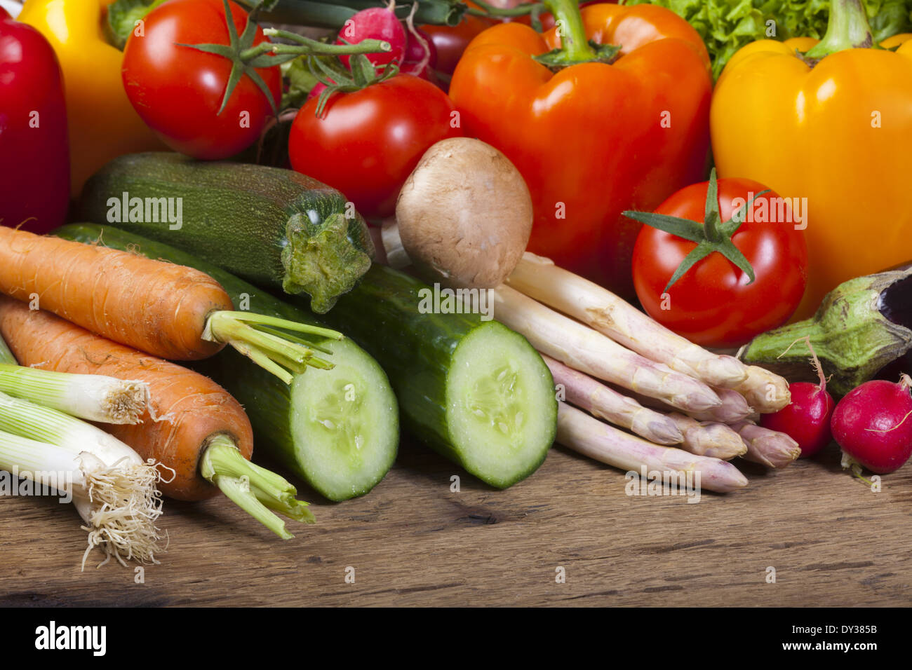 Verschiedene Sorten von frischem Gemüse der Saison Stockfoto