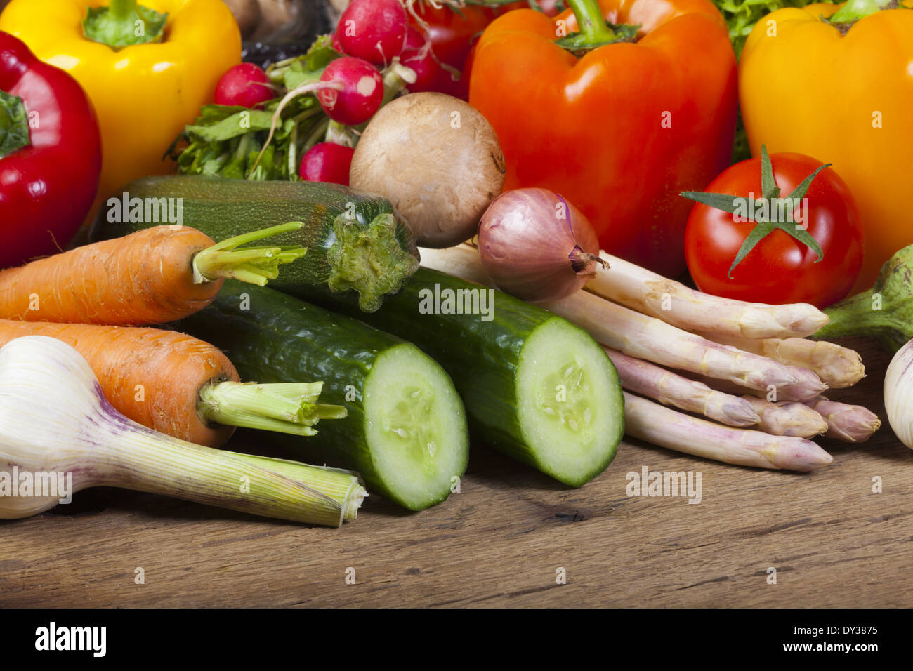 Frisches Gemüse der Saison auf einem Tisch Stockfoto