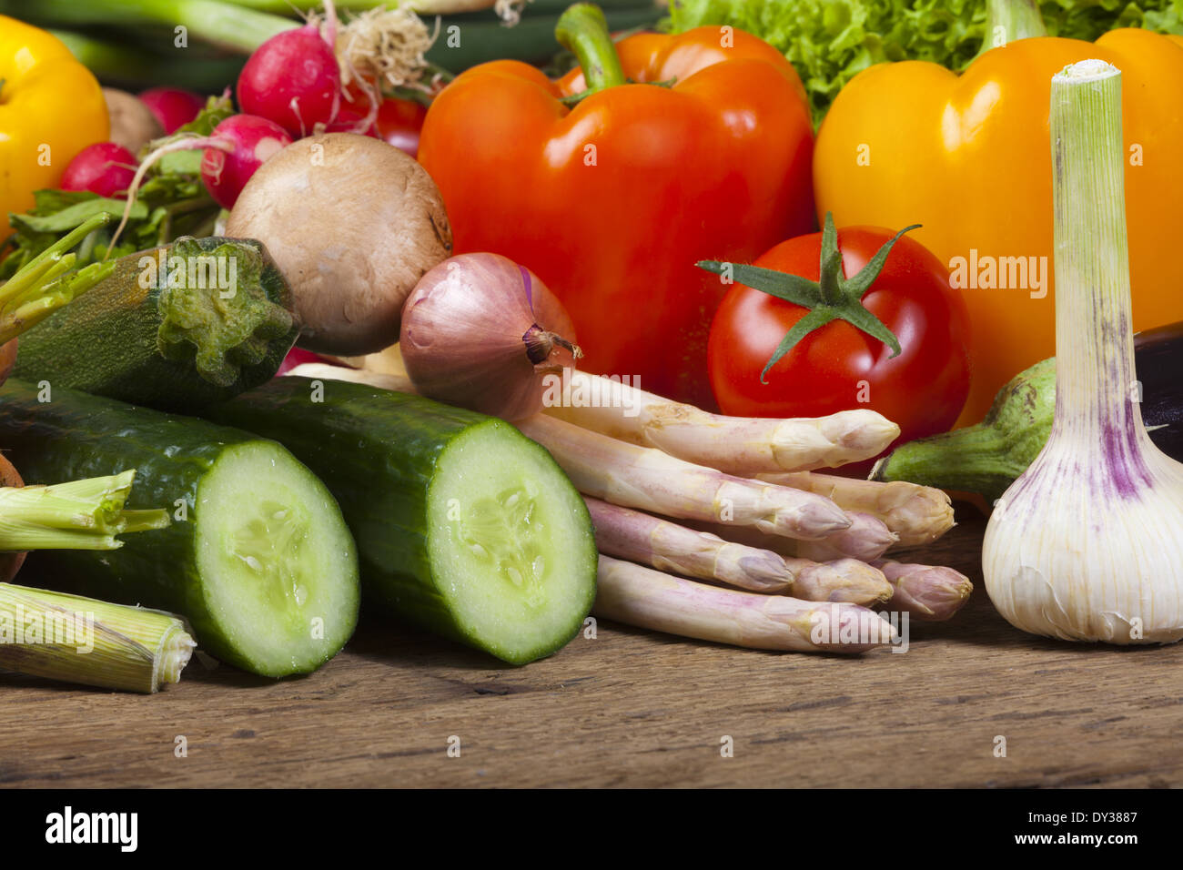 Spargel und andere Frühlingsgemüse Stockfoto