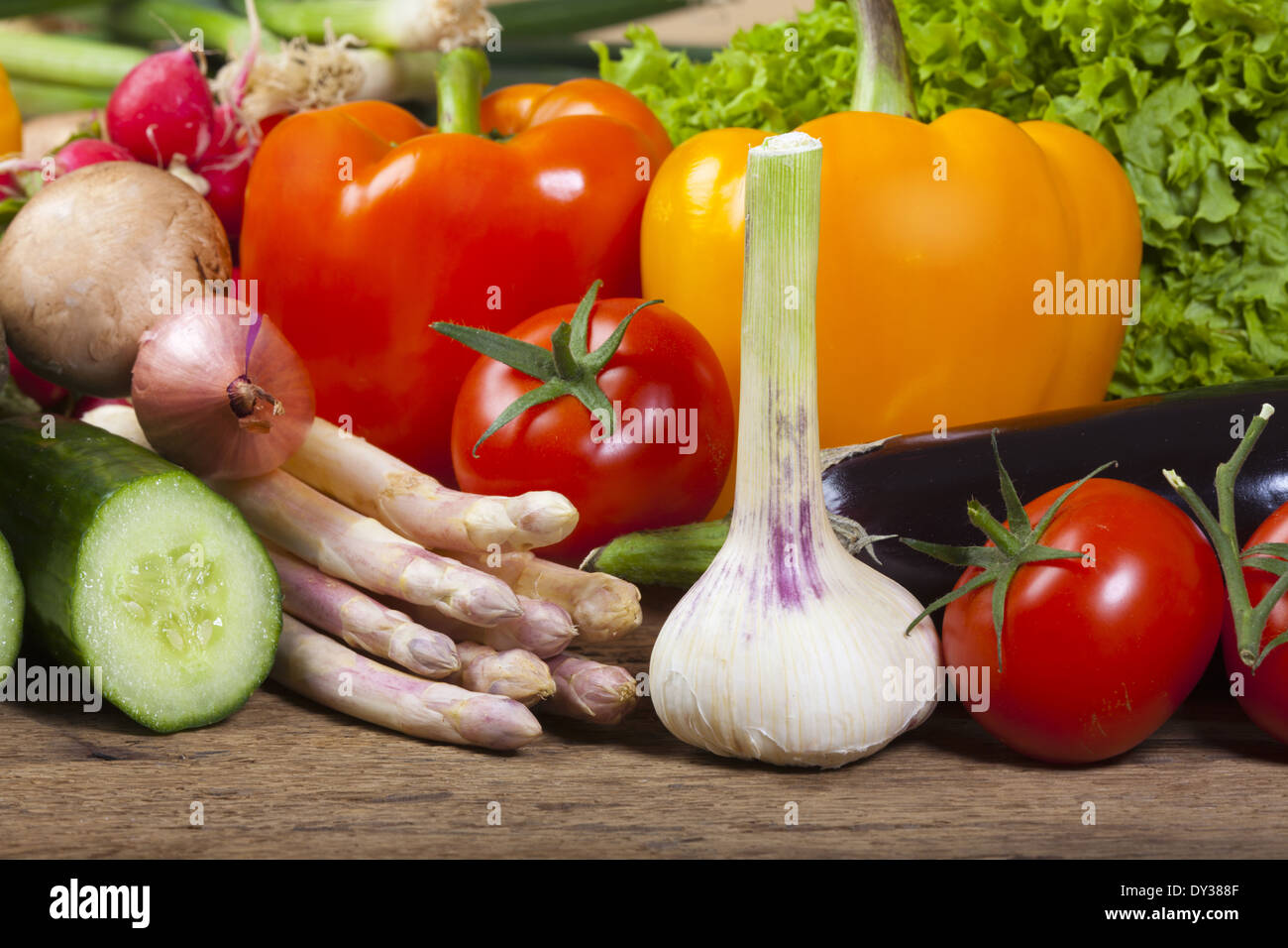 Knoblauch, Spargel und anderes Gemüse Stockfoto