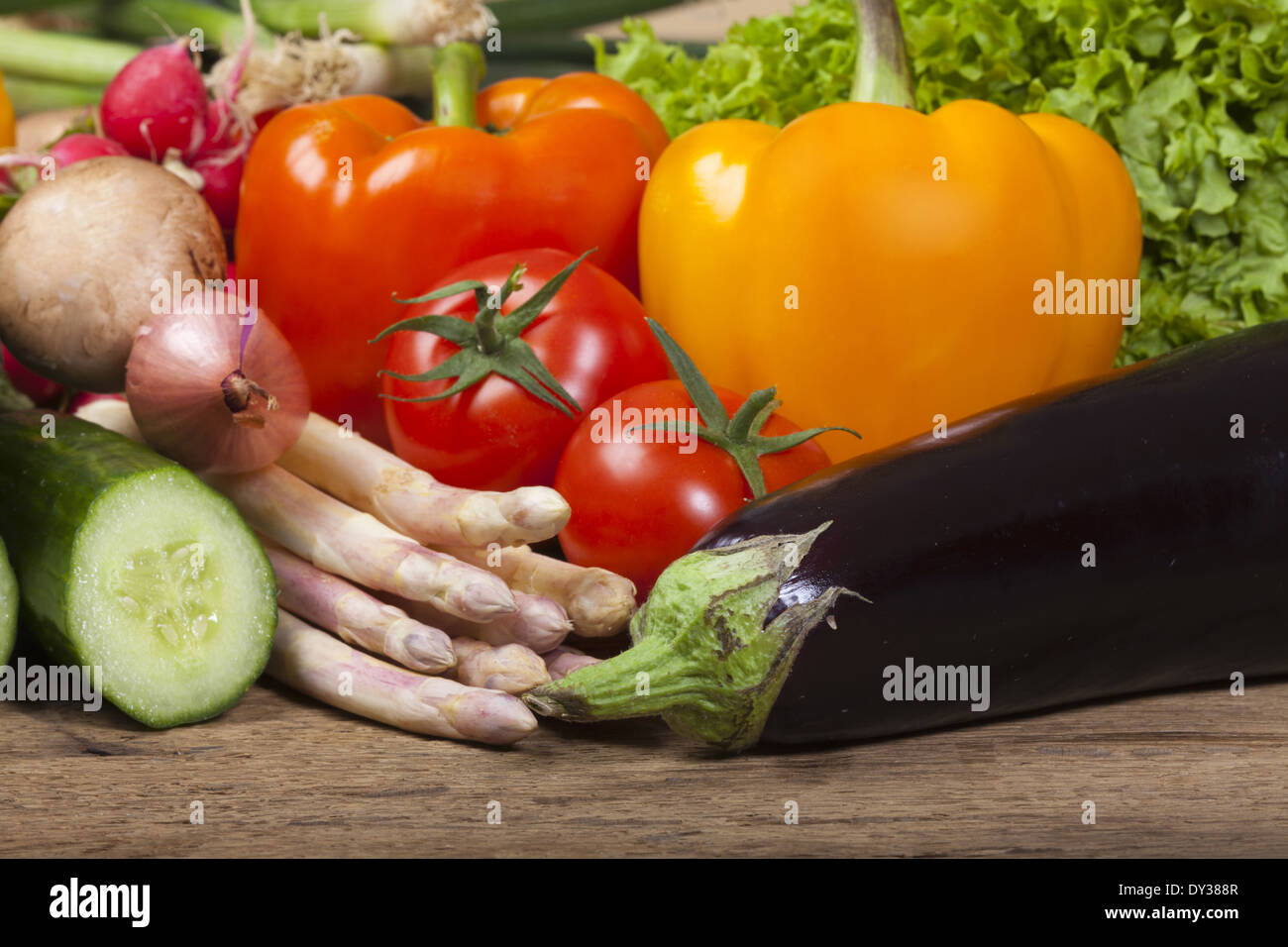 Reife Auberginen und andere frische Gemüse Stockfoto