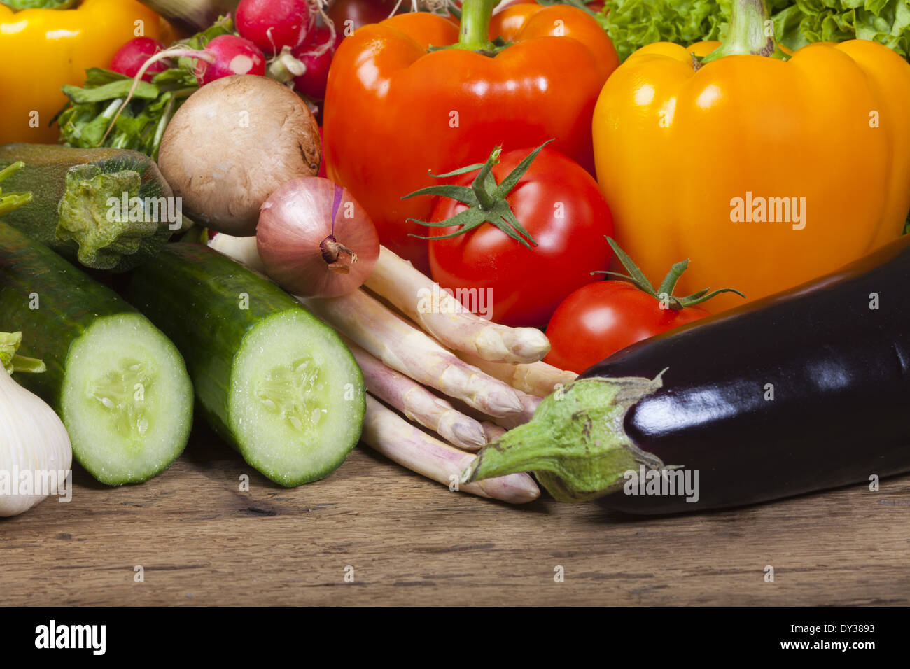 Reife Auberginen und frischen Spargel Stockfoto