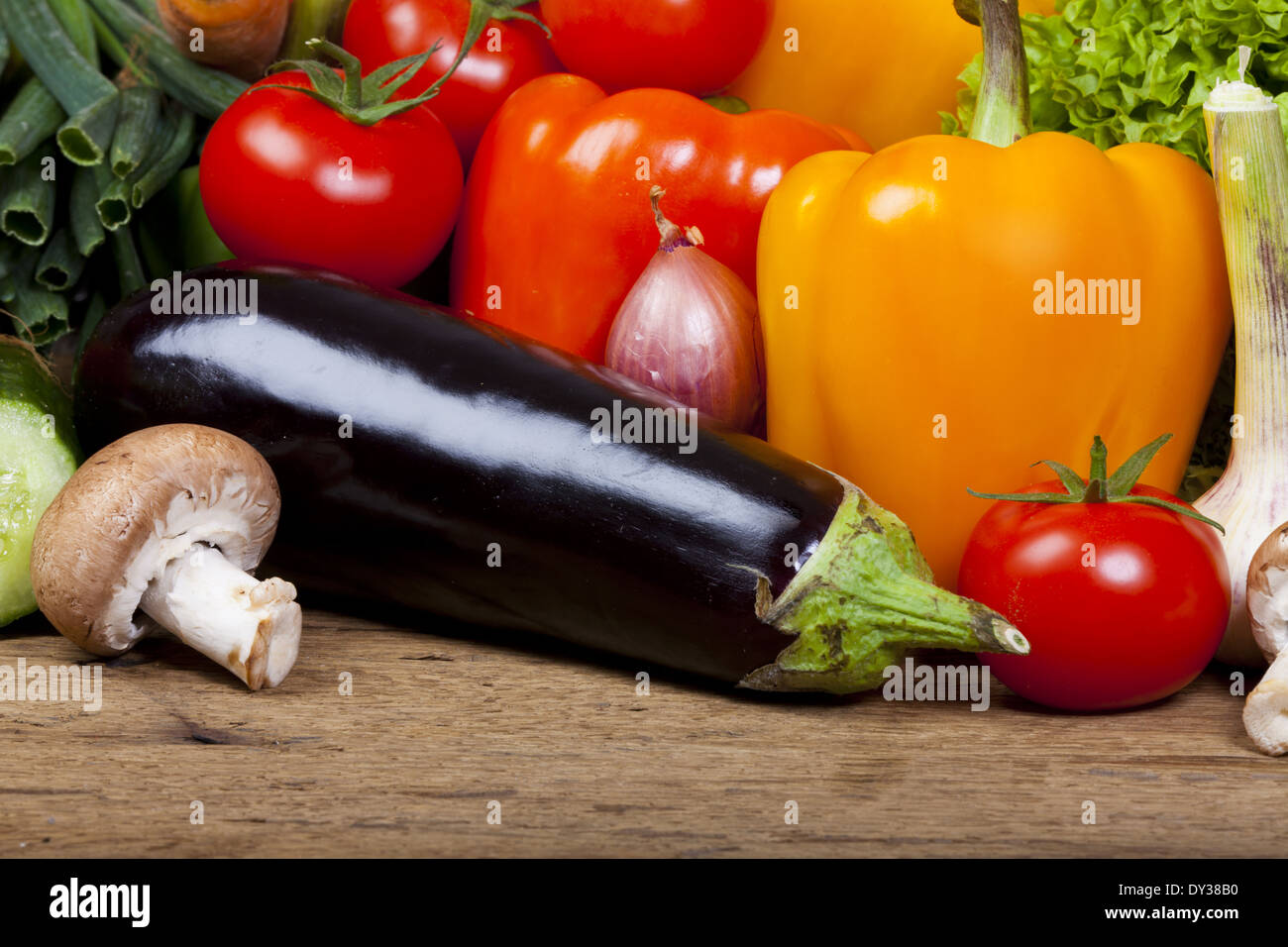 Buntes Gemüse auf rustikalen Holztisch Stockfoto