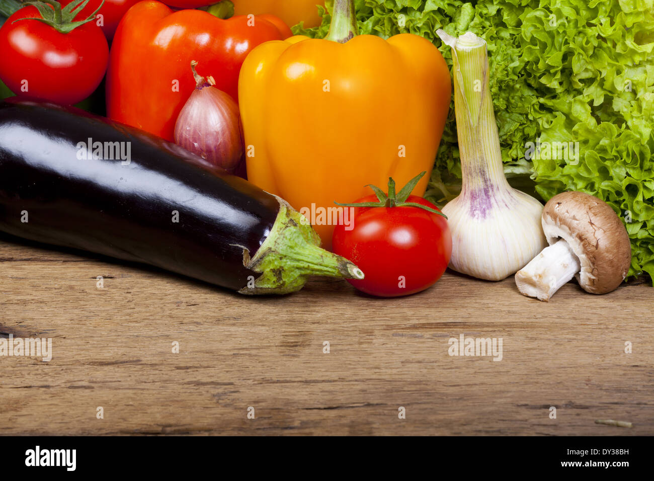 Buntes Gemüse auf einem Tisch Stockfoto