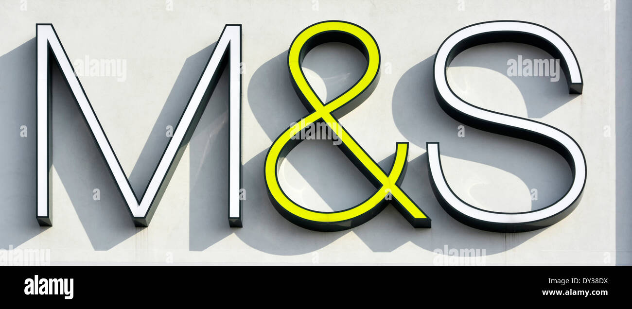 Melden Sie sich für M & S Store in großen Lettern auf der Außenseite einer Shopping Mall Stockfoto Melden Sie sich für M & S Store in großen Lettern auf der Außenseite einer Shopping Mall Stockfoto