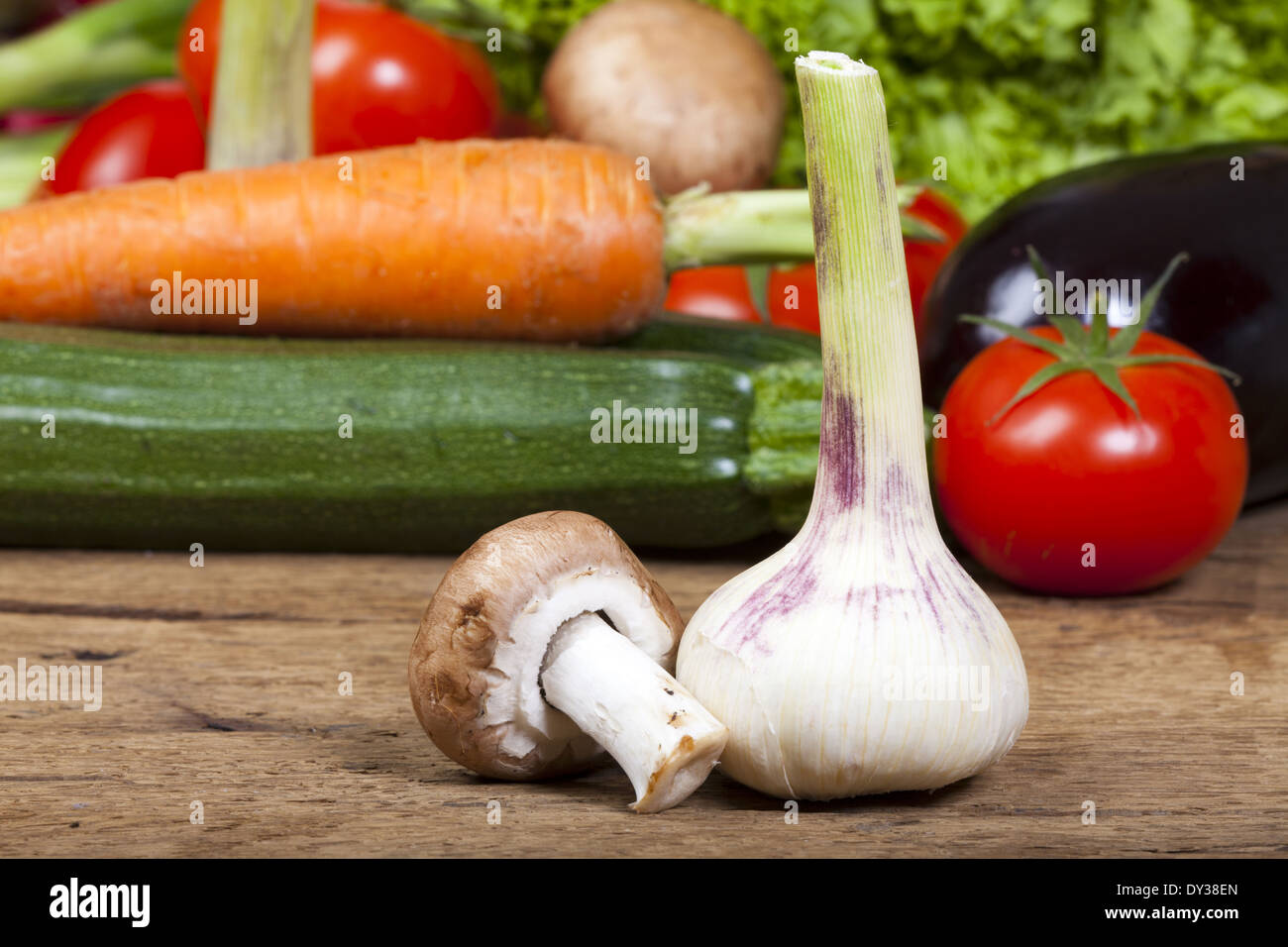 Frische Knoblauchzwiebel und ein Champignon Stockfoto