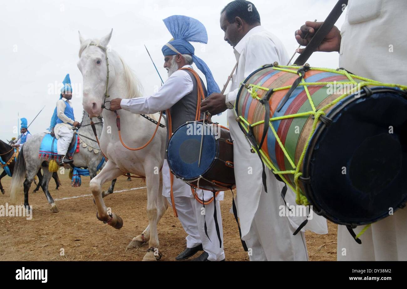 Pakistan Islamabad April 05 A Pakistanische Pferd Tanzt Vor Der Teilnahme An Einem Dreitagigen Zelt Pegging Oder Neza Bazi Traditionelle Wettbewerb Anlasslich Der Einfuhrung Des Jashn E Baharan Oder Fruhlingsfest In Islamabad Am 5 April 14 Die Pakistan Islamabad April 05 A Pakistanische Pferd Tanzt Vor Der Teilnahme An Einem Dreitagigen Zelt Pegging Oder Neza Bazi Traditionelle Wettbewerb Anlasslich Der Einfuhrung Des Jashn E Baharan Oder Fruhlingsfest In Islamabad Am 5 April 14 Die