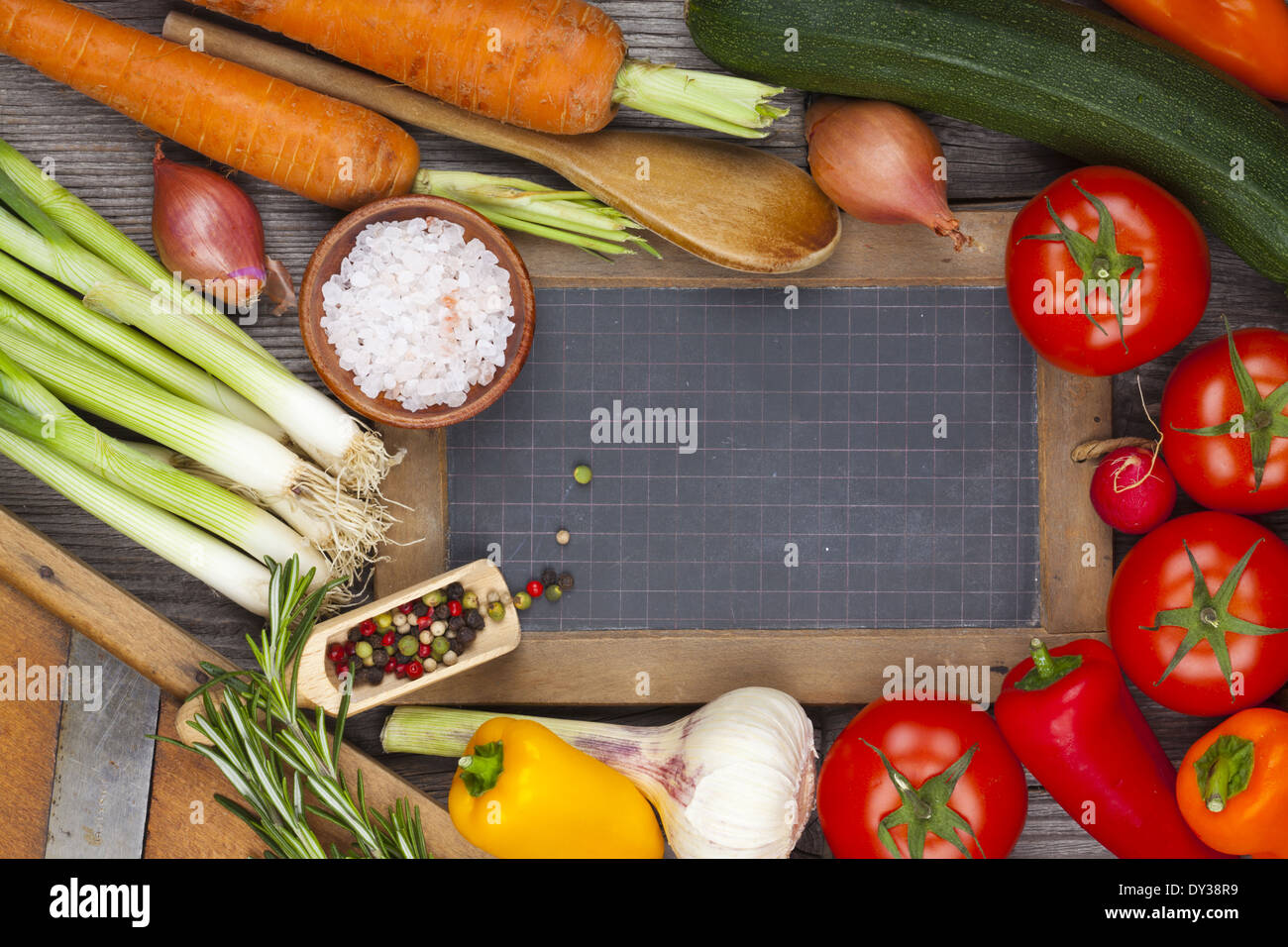 Alten Schiefer Tafel liegt zwischen Gemüse Stockfoto