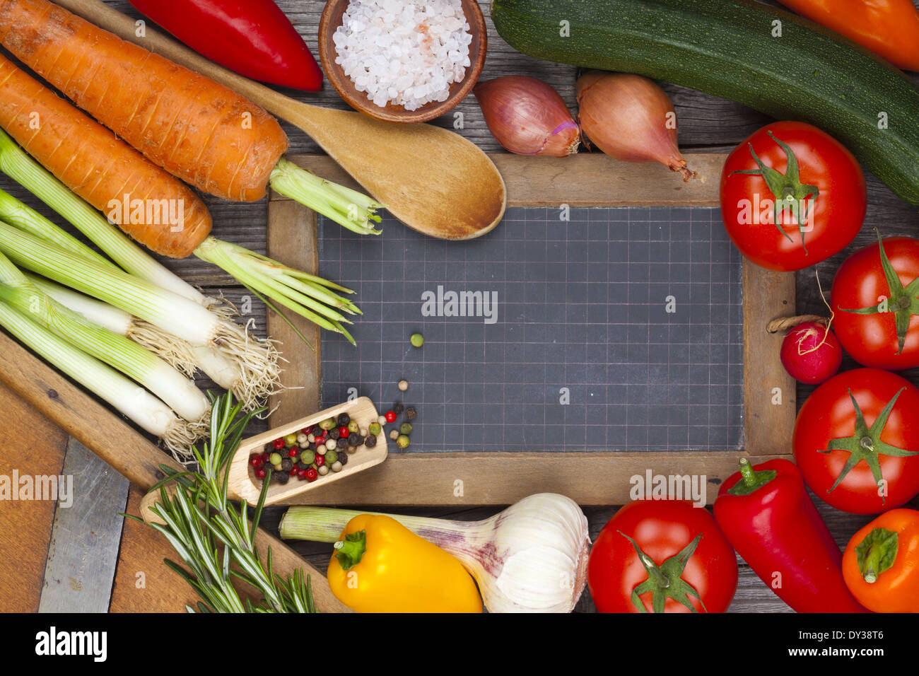 Alten Schiefer Tafel liegt zwischen Gemüse Stockfoto