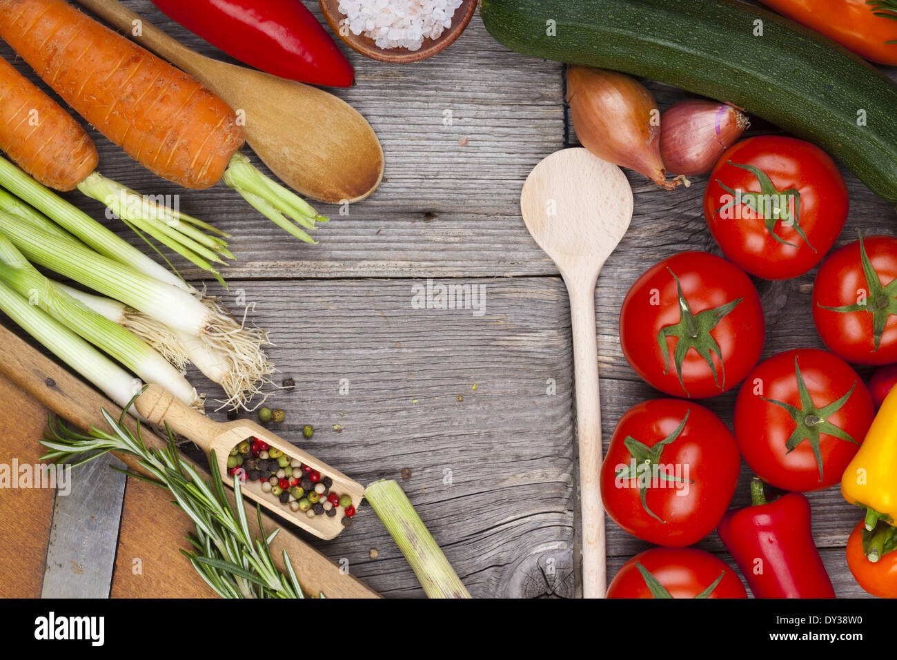 Gemüse, Kräuter und Gewürze auf Holzbrett Stockfoto