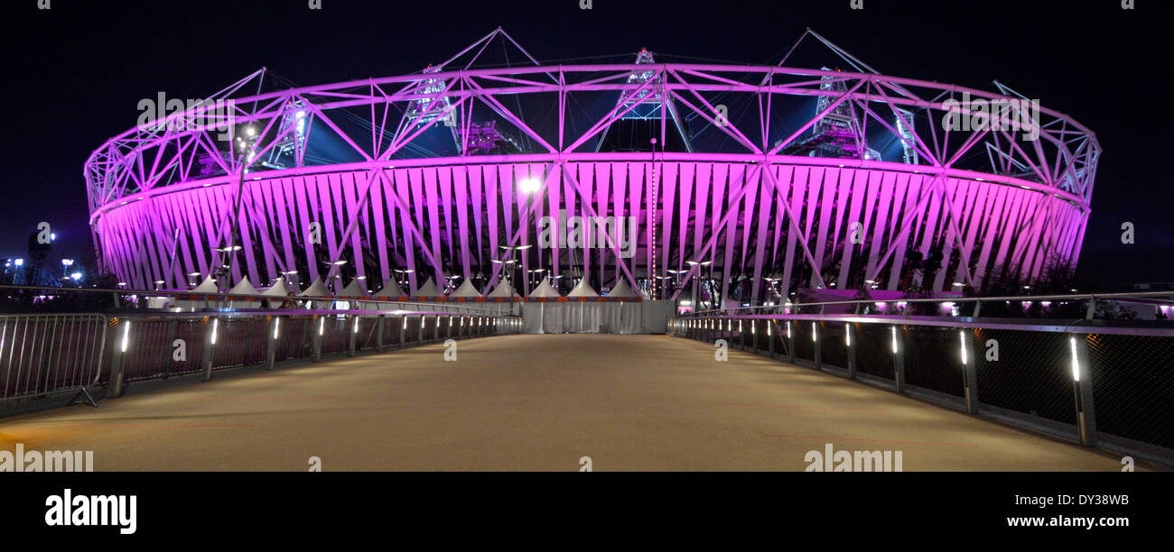 Nachtansicht des farbig beleuchtete London 2012 Olympische und Paralympische Spiele Hauptstadion Stockfoto