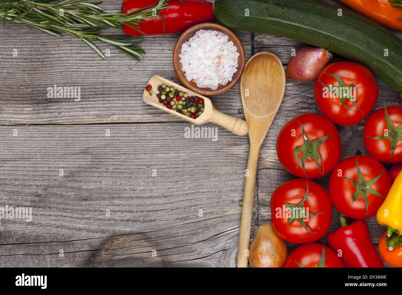 Holzbrett mit Gemüse und Copy Space Stockfoto