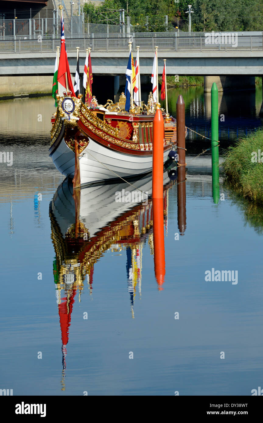 Das Royal Barge Gloriana Rudern vertäut eine Hommage an Königin Elizabeth II für ihr diamantenes Jubiläum im Olympiapark Stockfoto