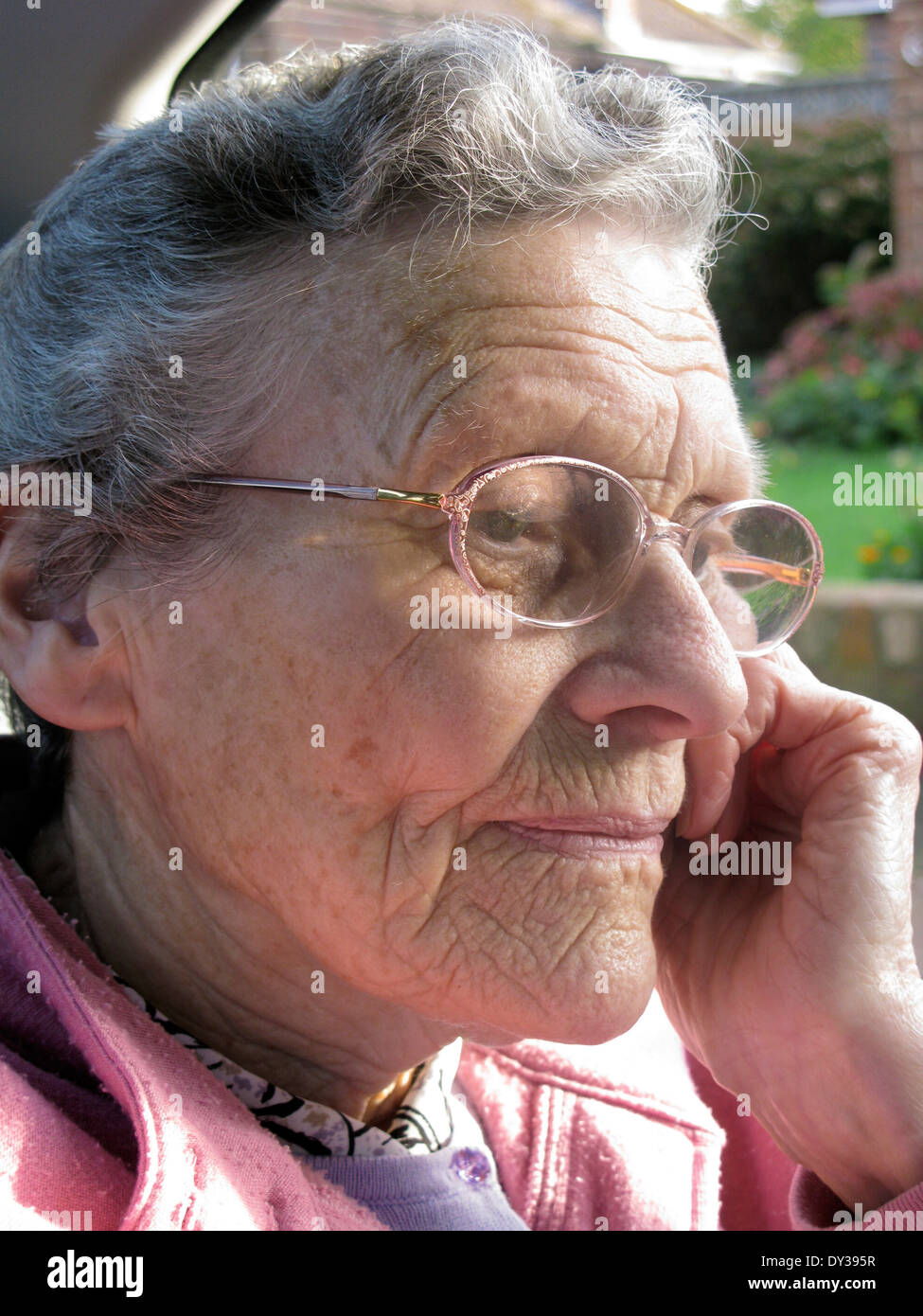 Nahaufnahme Portrait einer älteren Frau tief in Gedanken, traurig, depressiv, einsam Stockfoto