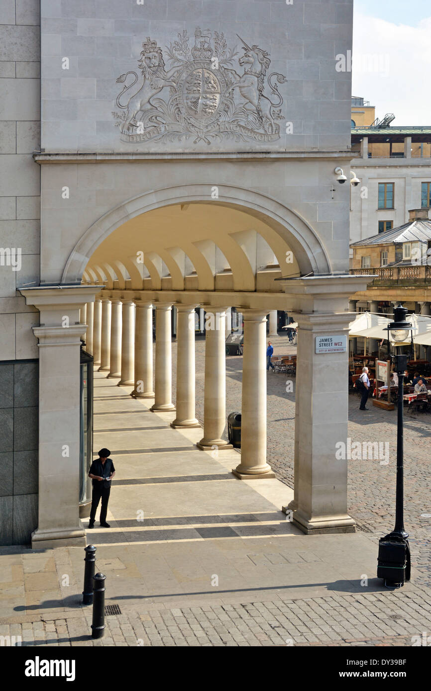 Wappen über dem Eingang zum Royal Opera House Shopping Arcade Säulengang, der Teil des Komplexes im Covent Garden London England UK ist Stockfoto
