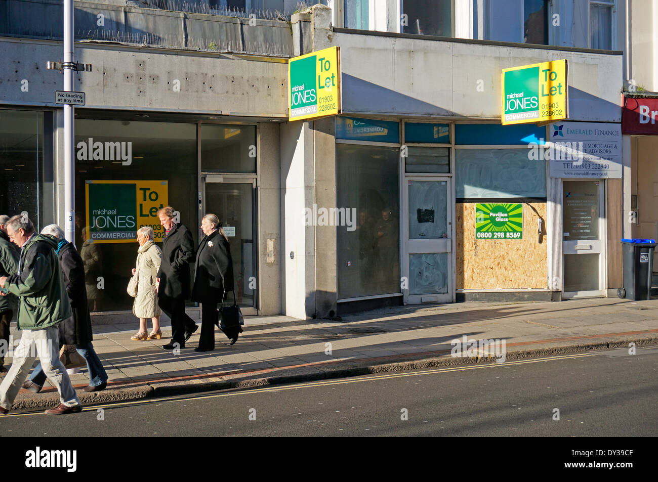 Reihe von Geschäften in der Fußgängerzone Teil der Worthing Innenstadt West Sussex mit, um die Bretter UK (Verlust der hohen Straße) Stockfoto