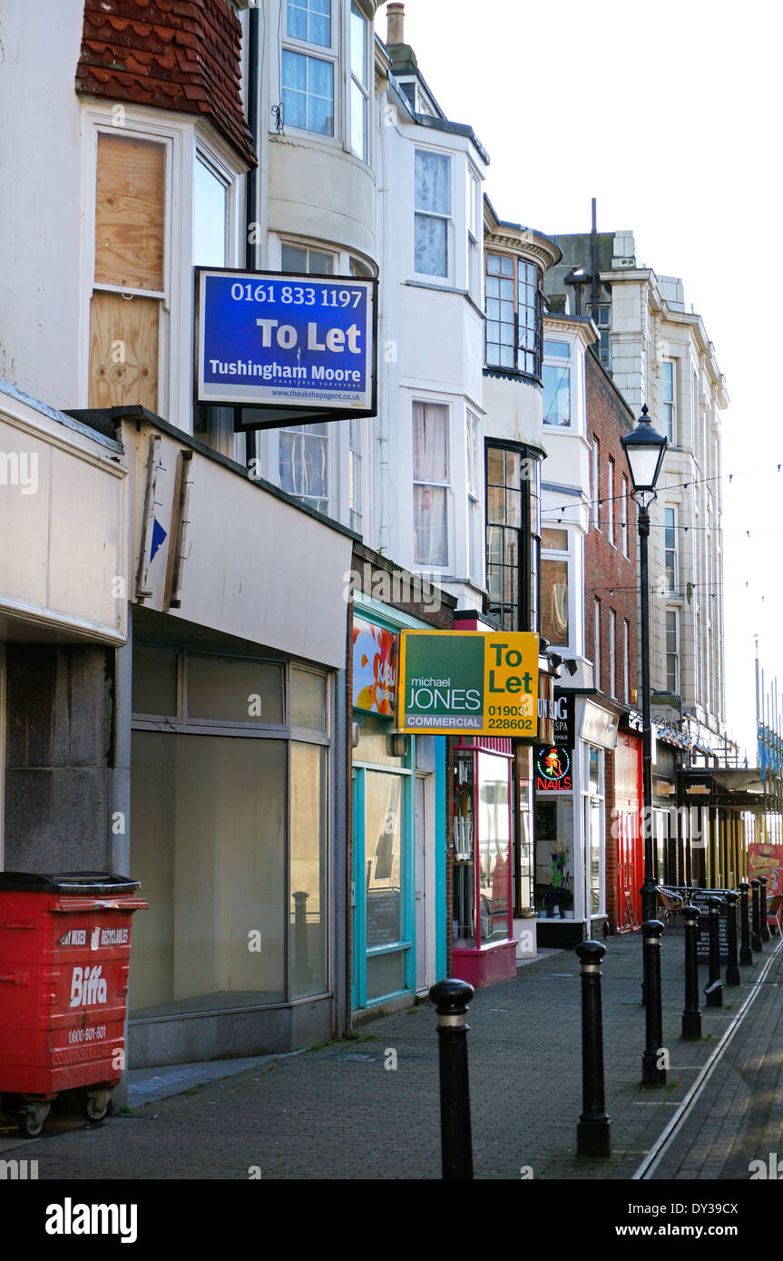 Reihe von Geschäften in der Fußgängerzone Teil der Worthing Innenstadt West Sussex mit, um die Bretter UK (Verlust der hohen Straße) Stockfoto