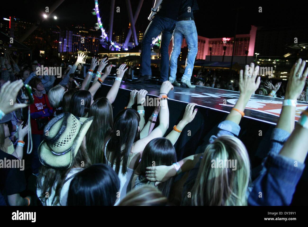 Las Vegas, NV, USA. 4. April 2014. Florida Georgia Line, Fans in Anwesenheit für 2nd Annual ACM-Party für eine Ursache Festival - Fr, die LINQ, Las Vegas, NV 4. April 2014. Bildnachweis: James Atoa/Everett Collection/Alamy Live-Nachrichten Stockfoto