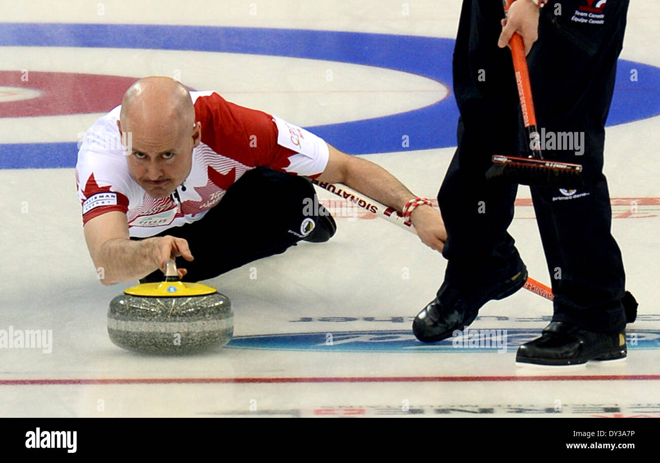 Peking, China. 5. April 2014. Kevin Koe (L) von Kanada konkurriert während das Halbfinale zwischen Kanada und Schweden bei der 2014 World Men's Curling Championship in Peking, China. Deutschland verlor 8-10. Bildnachweis: Wang Yuguo/Xinhua/Alamy Live-Nachrichten Stockfoto