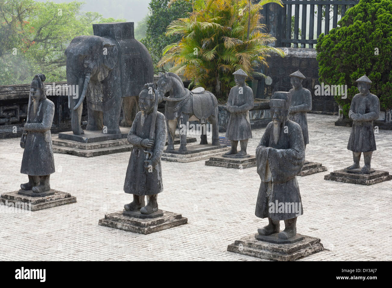 Hue, Vietnam, Südostasien. Hof, Grab von Khai Dinh, Wächter-Statuen zu Ehren Stockfoto