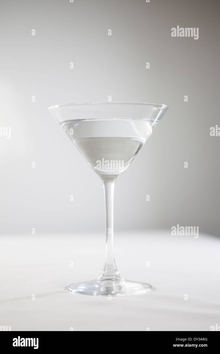 Klar Martini vor einem weißen Hintergrund Stockfoto