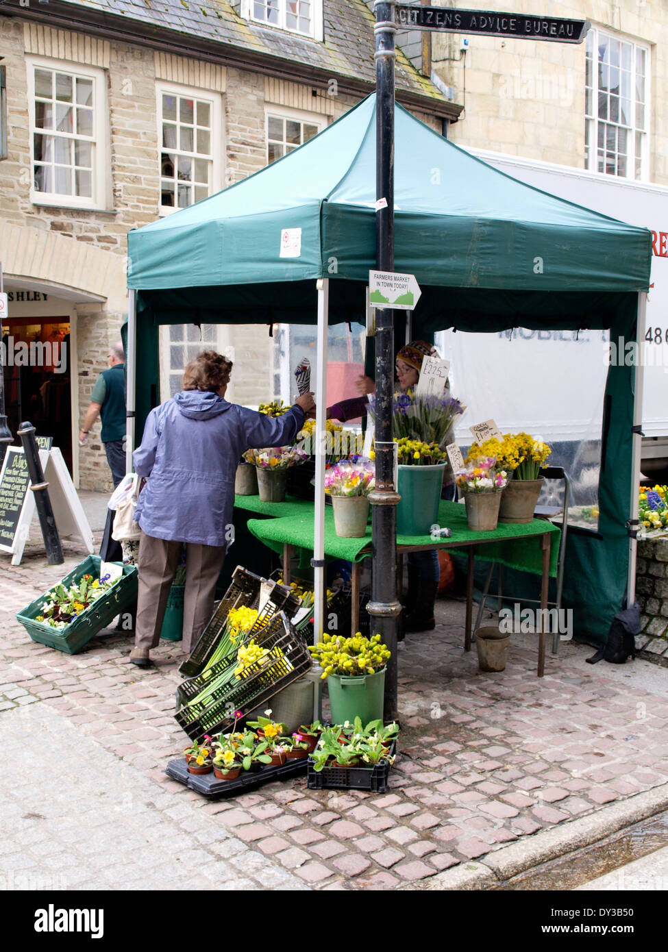 Frau, die Blumen zu kaufen, von Straße Verkäufer, Truro, Cornwall, UK Stockfoto