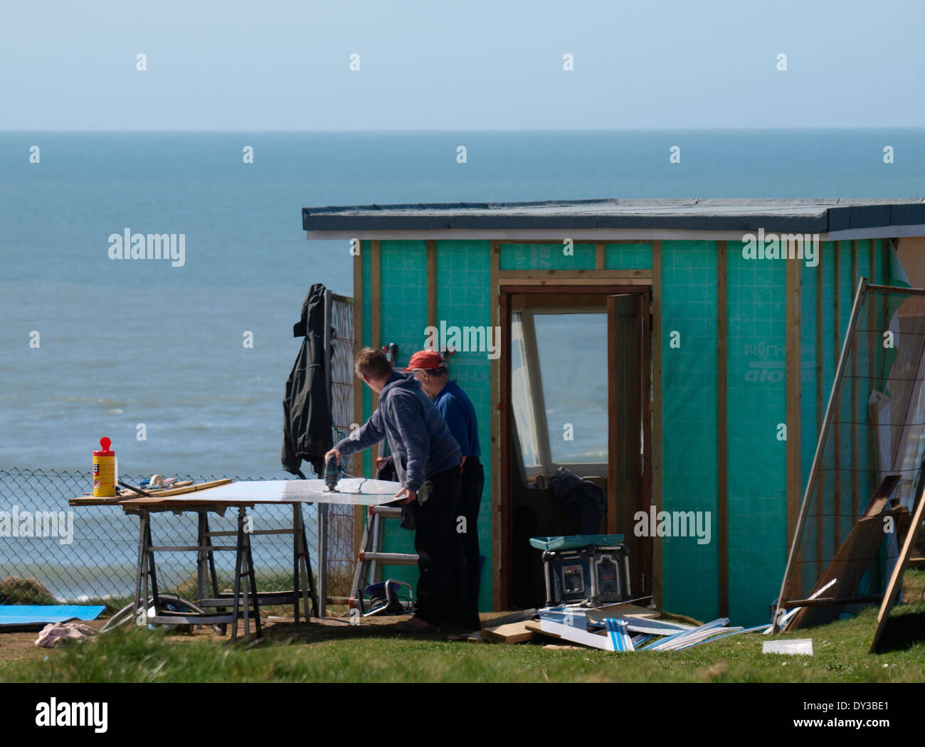 Arbeiter, die Sanierung der Rettungsschwimmer Hütte bereit für die Sommer Saison, Bude, Cornwall, UK Stockfoto
