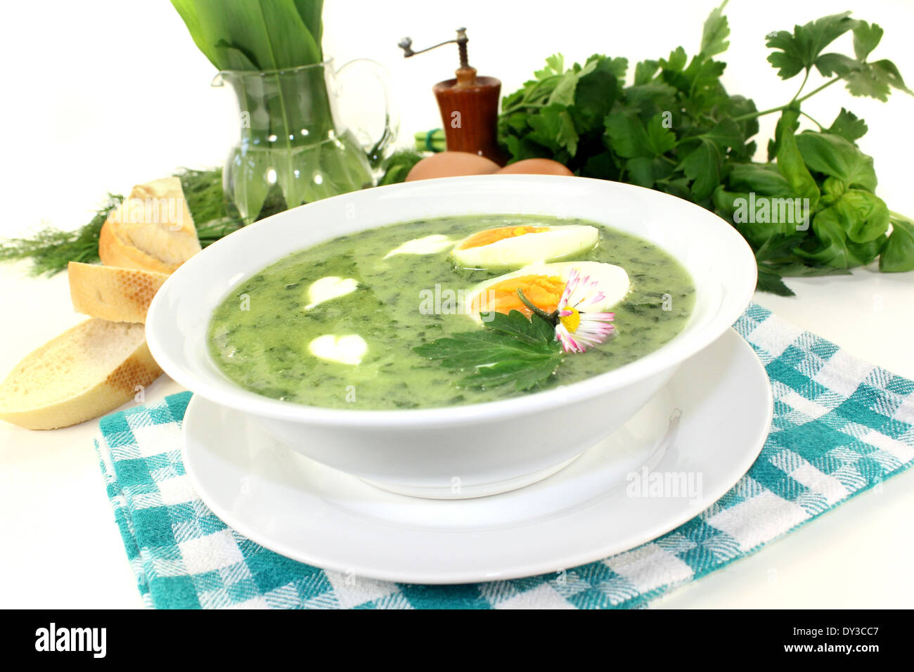 eine grüne Kraut-Suppe mit Eiern und Creme Fraich Stockfoto