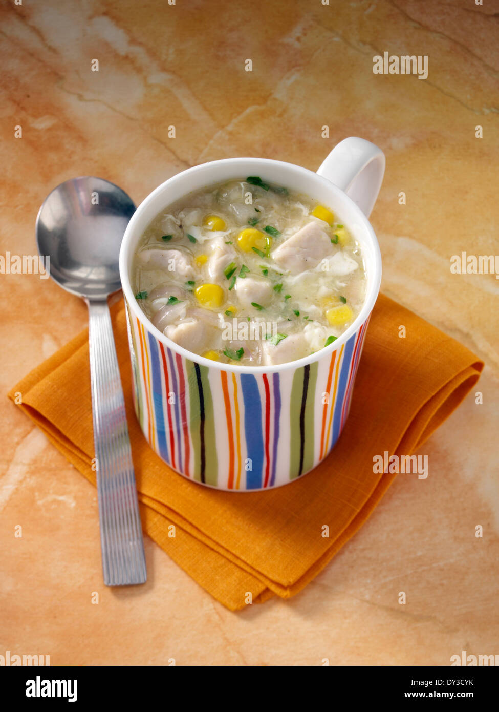Ein Becher Huhn Mais Suppe Schüler Essen Stockfotografie - Alamy