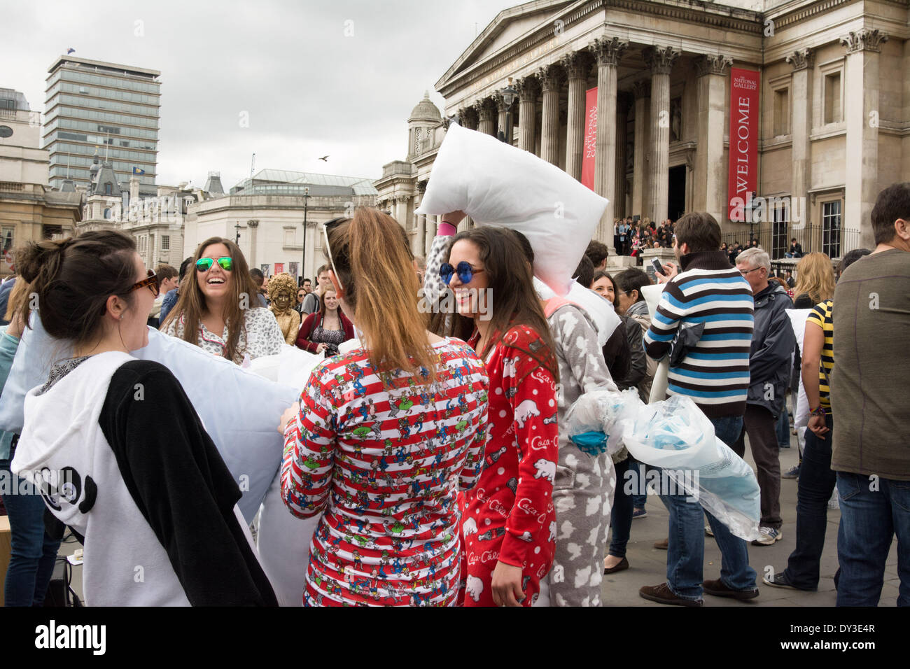 Eine Gruppe von jungen Frauen Freunde warten zusammen für den Beginn der internationalen Kissen kämpfen Tag, eine jährliche Flashmob, in denen Menschen auf der ganzen Welt versammeln, um die Federn fliegen zu machen. Bildnachweis: Patricia Phillips/Alamy Live-Nachrichten Stockfoto