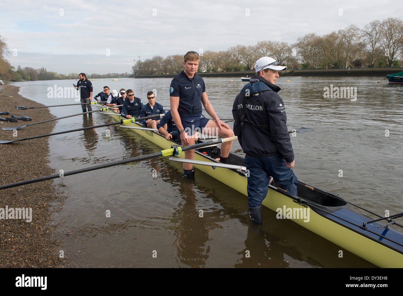 London, UK. 5. April 2014. Ausflug mit dem Boot Oxford University Boat Club Blue in Vorbereitung für die Universitäten Regatta am Sonntag, 6. April 2014 zu üben.  Lage:-Themse zwischen Putney (Start) und Mortlake.   OUBC blaue Bootscrew (Dark Blue Tops):-Bogen: Sturm UrU, 2: Tom Watson, 3 Karl Hudspith, 4 Thomas Swartz, 5 Malcolm Howard, 6 Michael Di Santo, 7, Sam O'Connor, Schlaganfall: Constantine Louloudis, Cox: Laurence Harvey, Cheftrainer: Sean Bowden. Bildnachweis: Duncan Grove/Alamy Live-Nachrichten Stockfoto